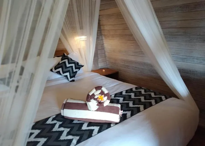 Honeybee Hut 3*
